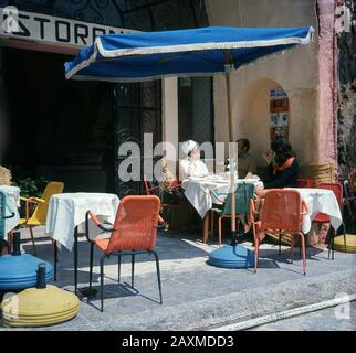 1960s, historical, three people sitting 'al fresco' outside at a cloth covered table enjoying lunch at the Del Pescatore restaurant, Rome, Italy Stock Photo