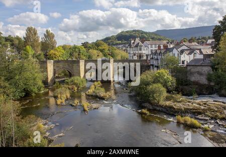 Llangollen is a small town and community in Denbighshire, north-east Wales, on the River Dee at the edge of the Berwyn mountains Stock Photo