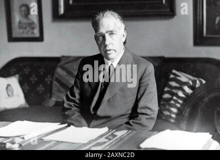 NIELS BOHR (1885-1962) Danish physicist who worked on atomic structure and quantum physics, about 1930 Stock Photo