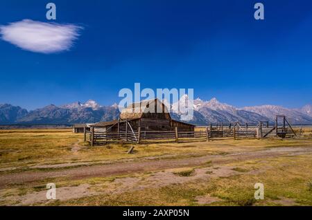 The USA, Wyoming, Grand Teton Nationwide park, mosses, Moulton Homestead Historical Site, Moulton Barn in front of Teton Range Stock Photo