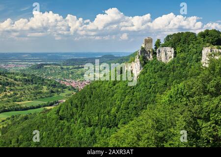 Castle ruin Reussenstein over the Neidlinger valley, Swabian Alb, Baden-Wuerttemberg, Germany Stock Photo