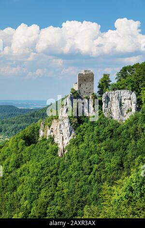 Ruin Reussenstein over the Neidlinger valley, Swabian Alb, Baden-Wuerttemberg, Germany Stock Photo