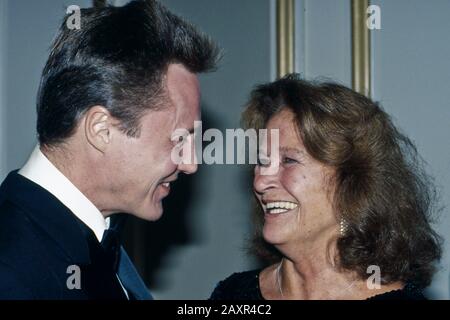 Washington, DC. 1987 Two of the stars of the movie 'The Dead Zone' Christopher Walken and Collen Dewhurst.  The Dead Zone is a 1983 American horror thriller film directed by David Cronenberg. The screenplay by Jeffrey Boam was based on the 1979 novel of the same name by Stephen King. The film stars Christopher Walken, Brooke Adams, Tom Skerritt, Herbert Lom, Anthony Zerbe, Colleen Dewhurst and Martin Sheen. Credit: Mark Reinstein / MediaPunch Stock Photo