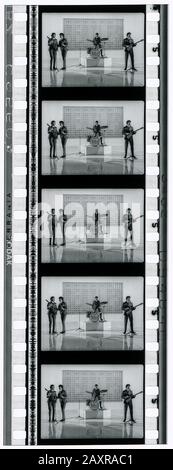 1964 , GREAT BRITAIN : Film cell strip with RINGO STARR , JOHN LENNON , GEORGE HARRISON and PAUL McCARTNEY from THE BEATLES movie A HARD DAY'S NIGHT ( 1964 - Tutti per uno ) by Richard Lester , cinematographed by Gilbert Taylor . Screenplay by Alun Owen . Distributed by United Artists . - FILM - MOVIE - CINEMA - FILM STRIP CELL - fotogramma - fotogrammi - pellicola cinematografica - banda sonora - POP - MUSICA ROCK - MUSIC - 60's - '60 - ANNI SESSANTA - Rock Band  --- NOT FOR ADVERTISING USE --- NON PER USO PUBBLICITARIO --- WARNING: This photograph can only be reproduced by publications in co Stock Photo