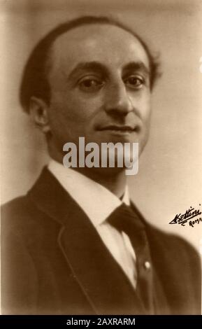 1920 ca, Rome ,  ITALY : The celebrated italian silent movie actor , director , pianist and music composer NADIR DE LUCIA ( dead in 1929 , Rome). Photo by RICCARDO BETTINI ( Livorno, 1878 - Argentina,  1960 ca ), Roma . Composer of popular song Romanze and the Opera titled L'INTRUSA (most loved by Mascagni ). Nadir was the son of most celebrated italian opera singer Fernando De lucia ( 1860 - 1925 ), Nadir was the name of the role in the work I PESCATORI DI PERLE ( Les pecheurs de perles ) by Georges Bizet with gave him great success in 1890 . - REGISTA - OPERA LIRICA - PIANISTA - COMPOSITORE Stock Photo