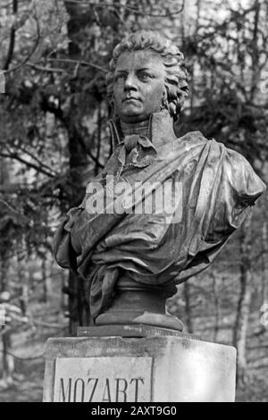 Mozartbüste an Kapuzinerberg, Salzburg, Österreich, 1957. Mozart bust on Kapuzinerberg, Salzburg, Austria, 1957. Stock Photo