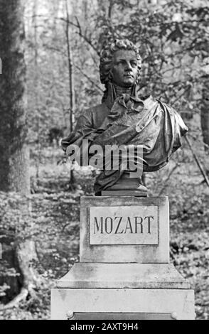 Mozartbüste an Kapuzinerberg, Salzburg, Österreich, 1957. Mozart bust on Kapuzinerberg, Salzburg, Austria, 1957. Stock Photo
