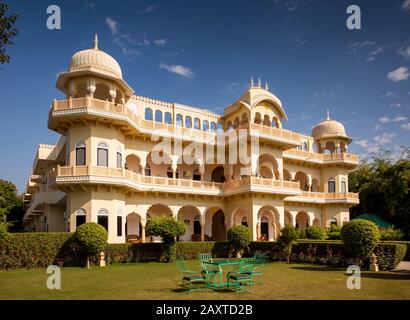 India, Rajasthan, Ranthambhore, Khilchipur, Ranthambhore Heritage Haveli, hotel built in traditional style, garden Stock Photo