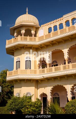 India, Rajasthan, Ranthambhore, Khilchipur, Ranthambhore Heritage Haveli, hotel built in traditional style, corner tower Stock Photo