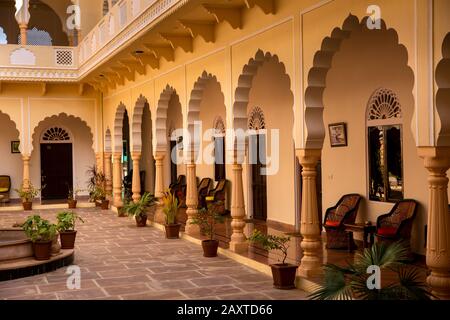 India, Rajasthan, Ranthambhore, Khilchipur, Ranthambhore Heritage Haveli, hotel built in traditional style, courtyard Stock Photo