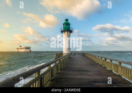 Ferry entrant au port de Calais, France, Hauts de France, Stock Photo