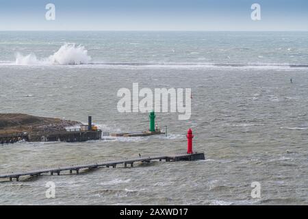 Entrée du port de Boulogne sur mer et digue Carnot lors de la tempête Ciara, France, Pas de Calais, février 2020 Stock Photo
