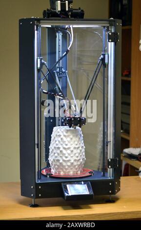 3d the printer prints an object in the form of a white abstract vase close-up. Progressive modern additive technologies 4.0 industrial revolution Stock Photo