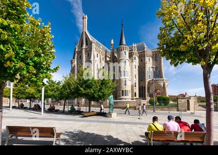 Astorga, Leon Province, Castile and Leon, Spain.  The Palacio Espiscopal or Episcopal Palace designed by Catalan architect Antoni Gaudi.  Today the Pa Stock Photo