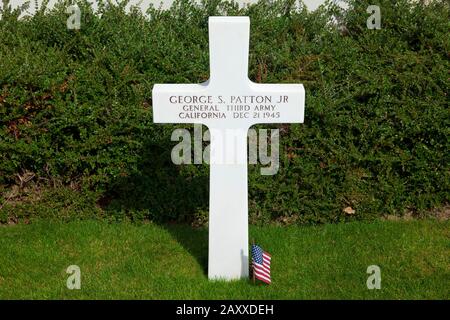 Grave of US General George Smith Patton Jr. (1885-1945) at the Luxembourg American Cemetery and Memorial in Luxembourg, Luxembourg Stock Photo