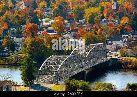 The Mid-Delaware Bridge, a continuous truss bridge, was built in 1939 at a cost of $380,000. It spans the Upper Delaware River between Port Jervis New Stock Photo