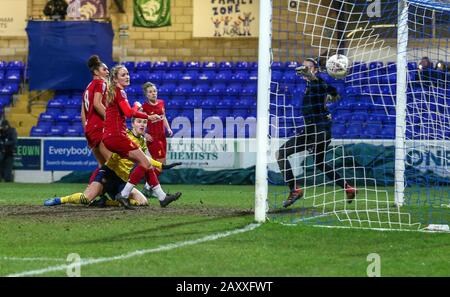 Deva Stadium, Chester, Cheshire, UK. 13th Feb, 2020. Womens Super League Football, Liverpool Womens versus Arsenal Womens; Vivianne Miedema of Arsenal Women gets above the Liverpool defence to score her second and Arsenal's third to make the score 3-2 in the 78th minute Credit: Action Plus Sports/Alamy Live News Stock Photo