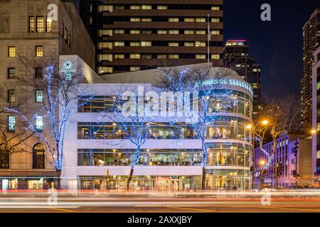 Starbucks Reserve Roastery on Michigan Avenue at dusk Stock Photo