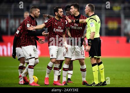 Milan, Italy - 13 February, 2020: Players of AC Milan (L-R: Ante Rebic, Hakan Calhanoglu, Franck Kessie, Alessio Romagnoli) protest with referee Paolo Valeri during the Coppa Italia semi final football match between AC Milan and Juventus FC. Credit: Nicolò Campo/Alamy Live News Stock Photo