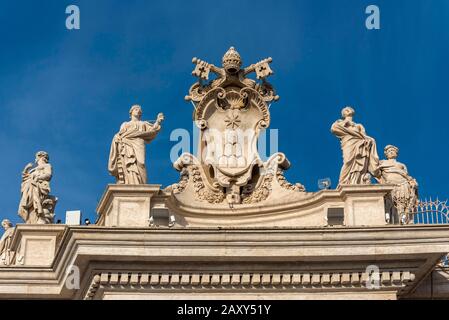 Alexander VII Coat of Arms with statues of St. Catherine and St. Agnes on North Colonnade, St. Peter's Square, Vatican, Rome, Italy Stock Photo