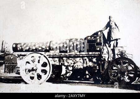 Am American soldier stands atop a captured German artillery gun, ca. 1918. Stock Photo