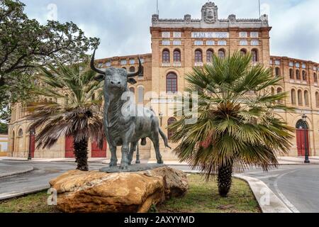 Bull statue in front of the bullring Plaza de Toros , El Puerto de Santa María, Costa de la Luz, Andalusia, Spain Stock Photo