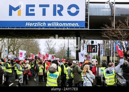 Real employees demonstrate against the sale of the stores before the Metro AG Annual General Meeting