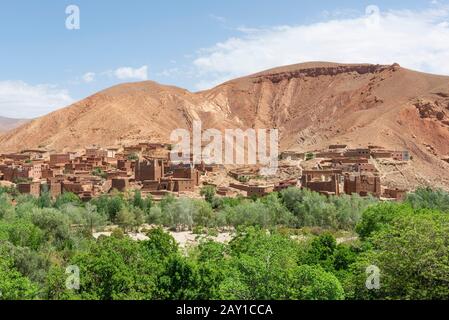 Maroc Morocco Dades Village Et Paysage De La Vallee Du Dades Landscape Of The Dades Valley And A Village Stock Photo Alamy