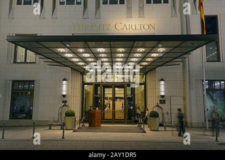 Entrance Ritz Carlton Hotel In Hi Res Stock Photography And Images Alamy