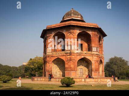 India, Uttar Pradesh, New Delhi, Purana Qila, Old Mughal-era Fort, Sher Mandal, octagonal pavillion built in 1541 by Sher Shah Sur Stock Photo