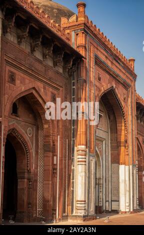India, Uttar Pradesh, New Delhi, Purana Qila, Old Mughal-era Fort, Qila-e-Kuhna Masjid, Mosque built by Sher Shah Sur in 1541 from red sandstone, faca Stock Photo
