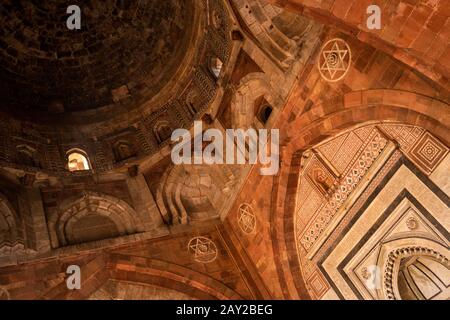 India, Uttar Pradesh, New Delhi, Purana Qila, Old Mughal-era Fort, Qila-e-Kuhna Masjid, Mosque built by Sher Shah Sur in 1541, Prayer Hall domed roof Stock Photo