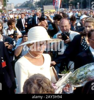 HRH Princess Diana in Budapest, Hungary May 1990. On right is Sun photographer Arthur Edwards. Stock Photo
