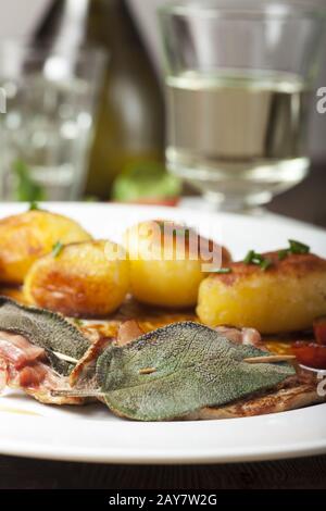 Saltimbocca Roman Wing Kalbsschnitzel mit Salbei Stock Photo