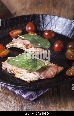 Saltimbocca Alla Romana in der Pfanne Stock Photo