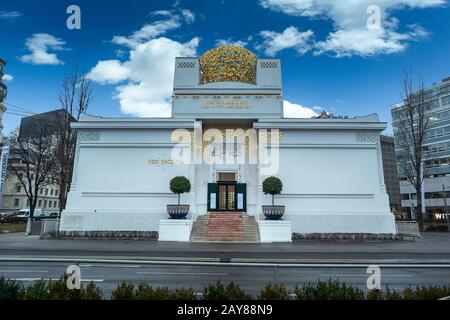 The Secession Building timelapse hyperlapse (Wiener Secessionsgebaude) - exhibition hall built in 1897 as architectural manifesto for Vienna Secession Stock Photo