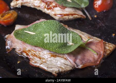 Saltimbocca alla romana in einer Pfanne Stock Photo