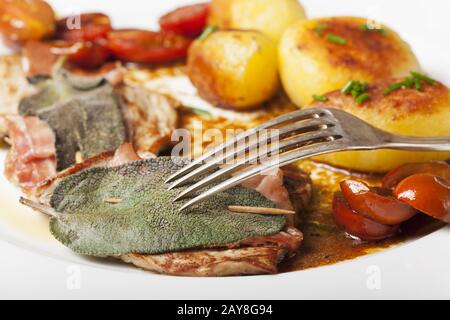 Saltimbocca Roman Wing Kalbsschnitzel mit Salbei Stock Photo