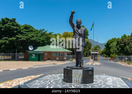 A bronze statue of Nelson Mandela in front of the gate of the Drakenstein Correctional Centre (formerly Victor Verster Prison) which was his last pris Stock Photo