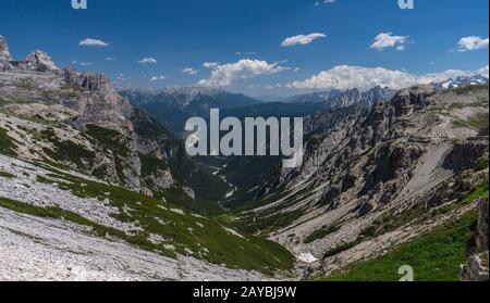 Blick ins Tal vom Drei-Zinnen-Wanderweg in den Sextner Dolomiten, Italien Stock Photo