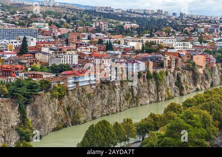 Houses on cliff above Kura River, Tbilisi, Georgia Stock Photo
