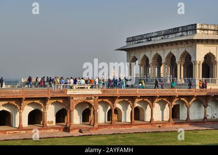 The Shish Mahal (The Glass Palace) und Taj Mahal, Rotes Fort, Agra, Uttar Pradesh, Indien |The Shish Mahal (The Glass Palace) and Taj Mahal, Agra Fort Stock Photo