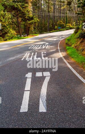 Directional sign to 17-Mile Drive, a 17-mile long scenic road through Pebble Beach and Pacific Grove on the Monterey Peninsula in California, USA Stock Photo