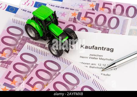 Der Kaufvertrag fuer einen neuen Traktor. Mit Eurogeld und Kugelschreiber, Trecker, Stock Photo