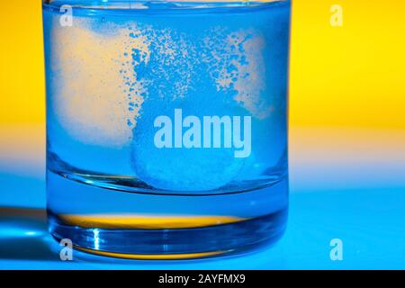 Eine Brausetablette loest sich in einem Glas Wasser auf, Aspirin, Stock Photo