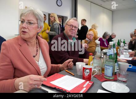 15 February 2020, Hessen, Frankfurt/Main: Petra Rossbrey, candidate for the chairmanship, talks to members of the board at the Erich-Nitzling-Haus of Arbeiterwohlfahrt in Frankfurt. A new volunteer team should stand for a personnel realignment in a severe crisis: For months, the Frankfurt public prosecutor's office has been investigating several suspects on suspicion of fraud and embezzlement. Photo: Thomas Frey/dpa Stock Photo
