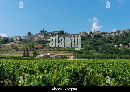 View of vineyards and Menerbes, a small village on a hill between Avignon and Apt, in the Luberon, Provence-Alpes-Cote d Azur region in southern Franc Stock Photo