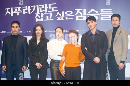 Bae Seong-Woo, Shin Hyun-Been, Jeon Do-Yeon, Youn Yuh-Jung, Jung Ga-Ram and Jung Woo-Sung, Feb 3, 2020 : Cast members (L-R) Bae Seong-Woo, Shin Hyun-Been, Jeon Do-Yeon, Youn Yuh-Jung, Jung Ga-Ram and Jung Woo-Sung pose for a photo during a press preview for new crime thriller film 'Beasts Clawing at Straws' at a cinema in Seoul, South Korea. The movie is an adaptation of Japanese detective novel 'Wara nimo Sugaru Kemonotachi' by Keisuke Sone. The ending of the movie differs from the ending of the novel. Credit: Lee Jae-Won/AFLO/Alamy Live News Stock Photo