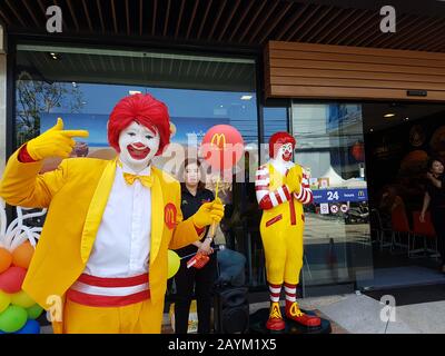 Thai Style Mc Donald Mascot in front of Shop Thailand Ronald McDonald  greeting WAI Stock Photo