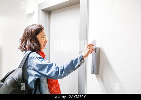 Woman open the Hotel door with electronic key card, access control system Stock Photo